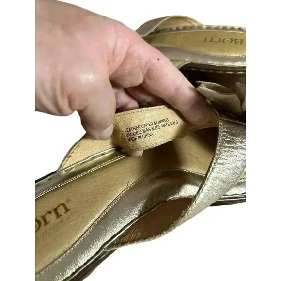 Born Gold Leather Floral Wedge Thong Sandal Women's Size 10 US 42 EU Very Nice - Picture 7 of 12